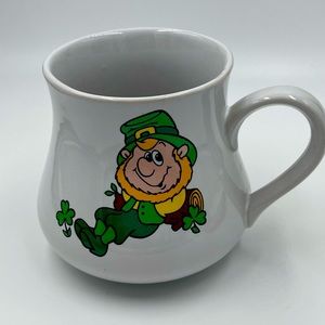 VTG RUSS BERRIE CERAMIC “KISS ME I’M IRISH” LEPRECHAUN POT BELLY MUG. ITEM #8002